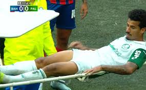 lucas-evangelista-lesao-palmeiras-bahia-fonte-nova.jpg Meia Lucas Evangelista, do Palmeiras, sendo retirado de maca após sofrer grave lesão no gramado da Arena Fonte Nova em jogo contra o Bahia.