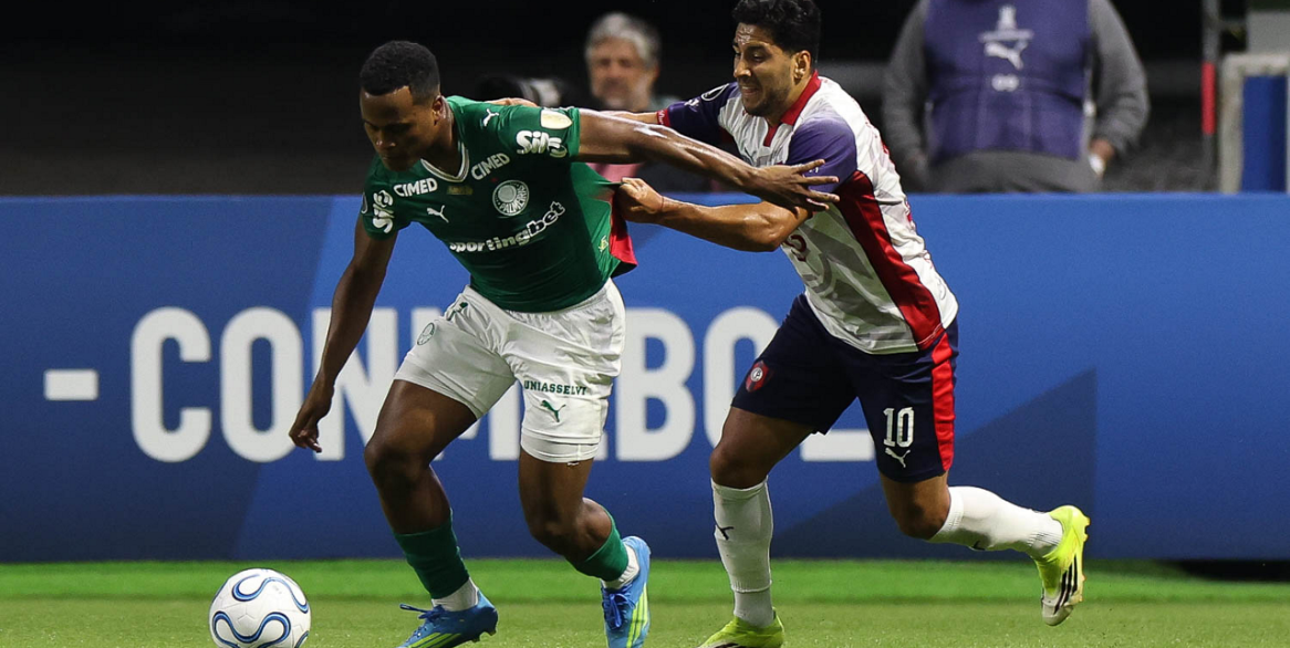 Palmeiras 0x1 Cerro Porteño - Tropeço e alerta na Libertadores (2026) Jhon Arias disputa bola contra Cerro Porteno