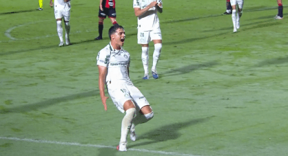 Sosa comemora seu gol Sosa comemora o quarto gol do Palmeiras no jogo