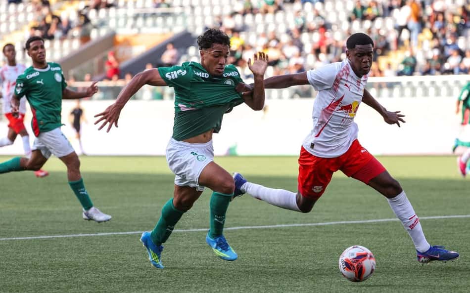 Palmeiras jogando contra bragantino brasileirao sub 20 Palmeiras disputa bola brasileirao sub 20