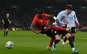 Piquerez, do Palmeiras, sofre les&atilde;o e deixa gramado de maca em amistoso do  Uruguai